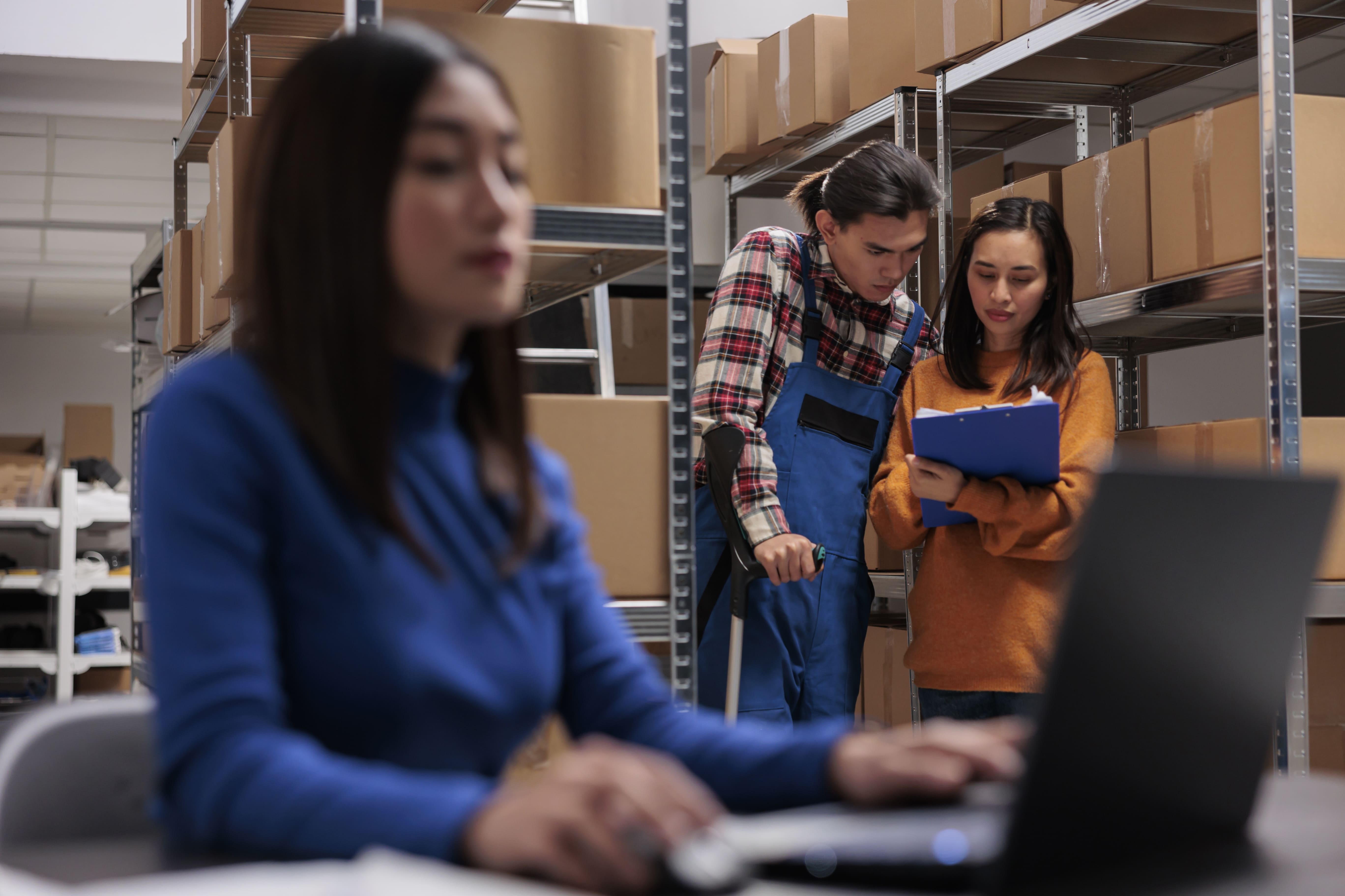 Trabajadores haciendo inventario